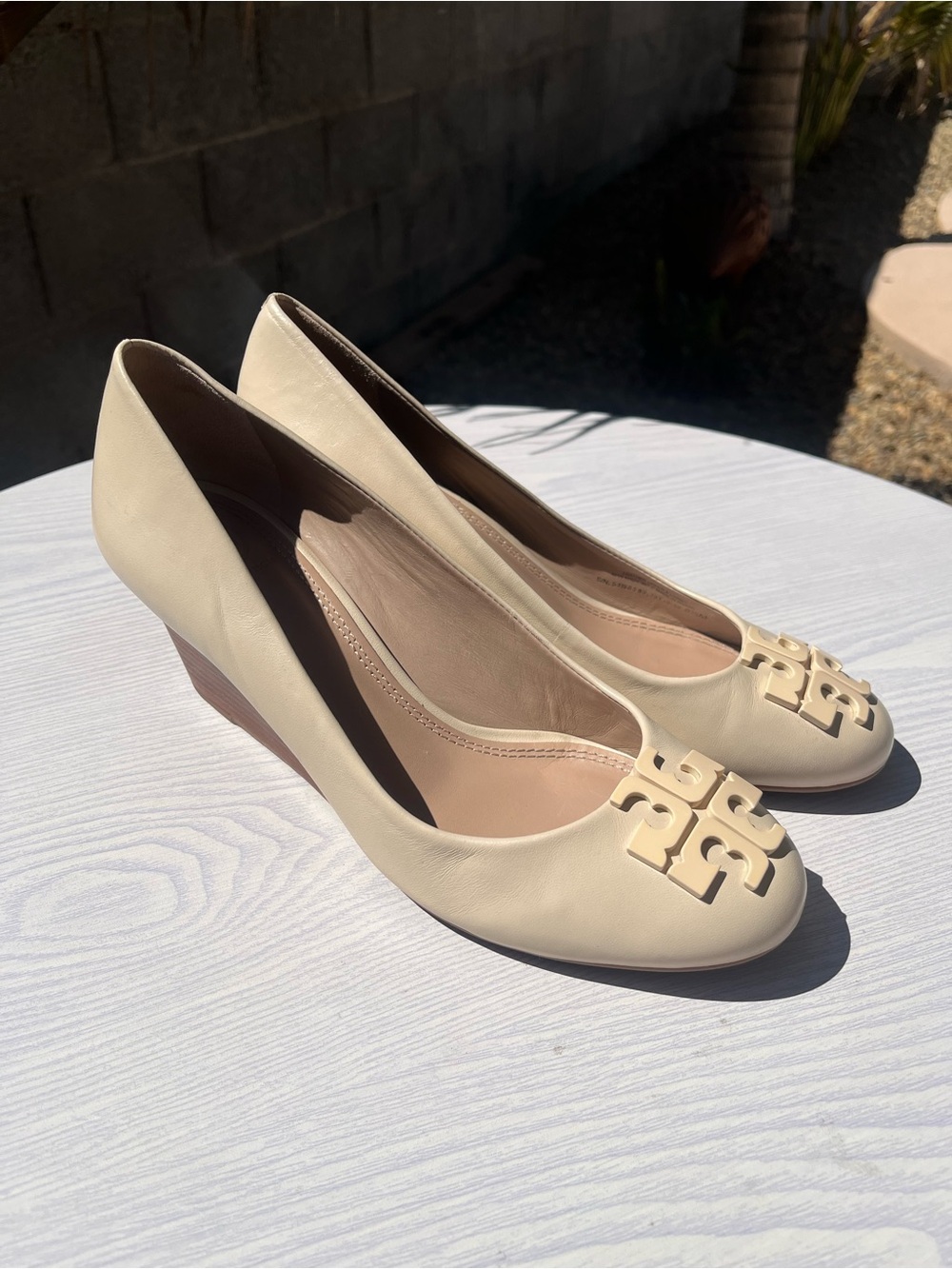 Tory Burch Cream Leather Wedge Pumps with Logo Medallion - Picture 2 of 12